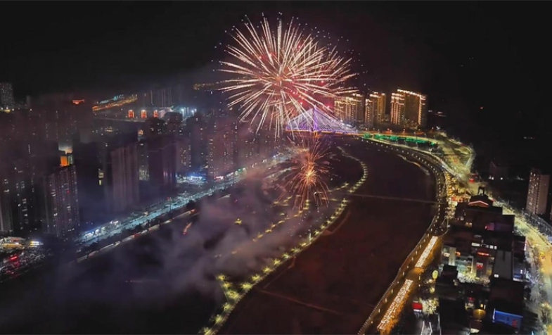 烟花耀水岸 共度元宵节&mdash;&mdash;甘肃合臻商管助力天水元宵节烟花燃放活动顺利举办